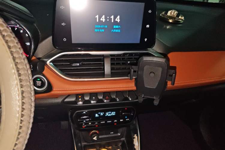 Used Baojun 510 2017 1.5L Manual Luxury Model Audio And AC Panel