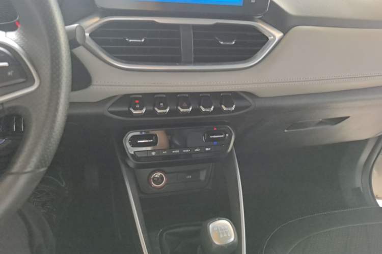 Used Baojun 510 2017 1.5L Manual Fashion Model Audio And AC Panel
