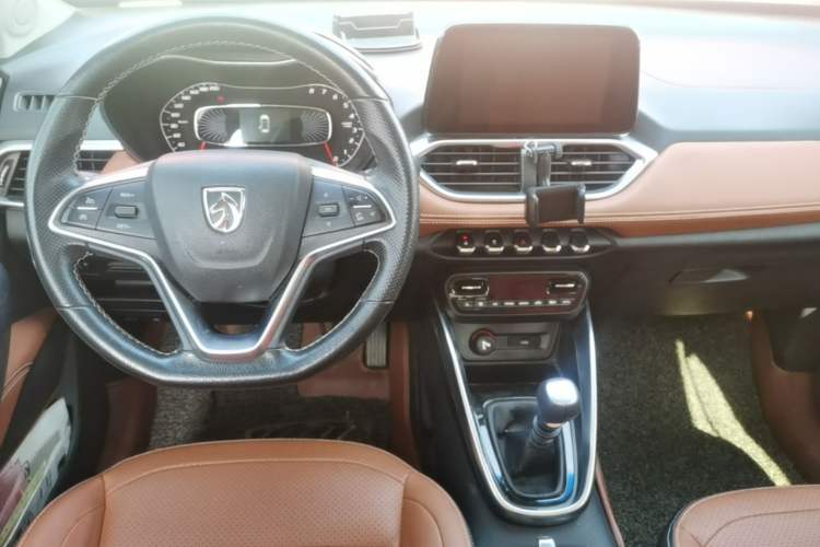 Used Baojun 510 2017 1.5L Manual Luxury Model Center Console