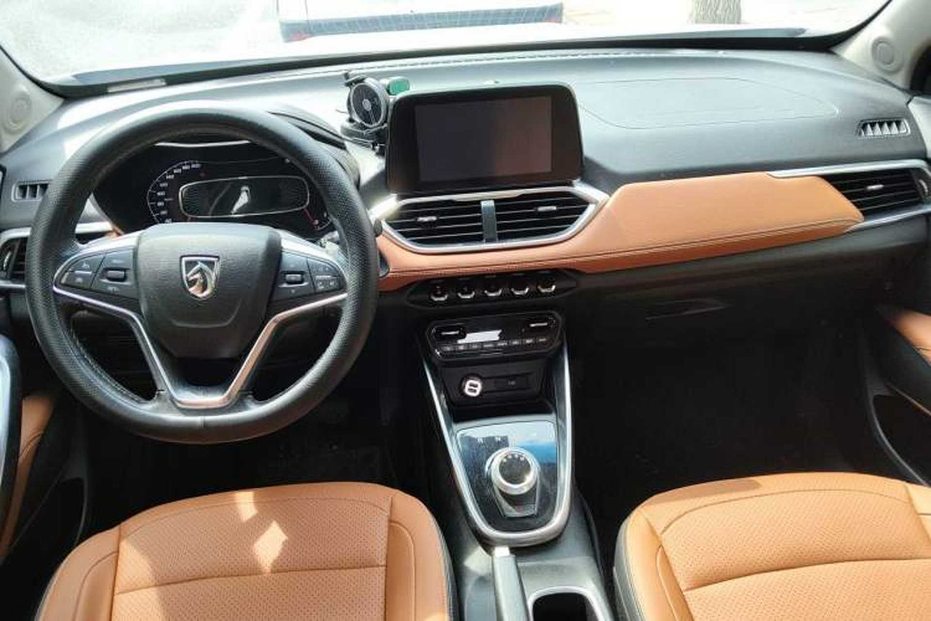 Used Baojun 510 2017 1.5L Automatic Luxury Model Center Console