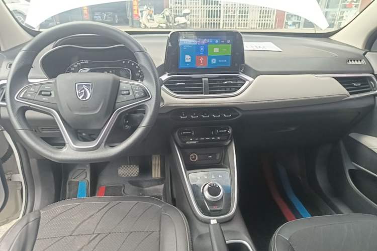 Used Baojun 510 2017 1.5L Automatic Fashion Model Center Console