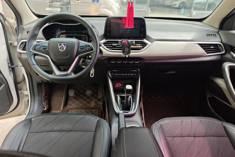 Used Baojun 510 2017 1.5L Manual Fashion Model Center Console