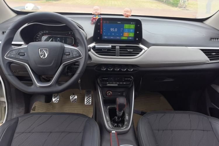 Used Baojun 510 2017 1.5L Manual Fashion Model Center Console