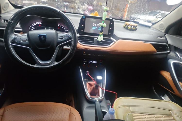 Used Baojun 510 2017 1.5L Manual Luxury Model Center Console