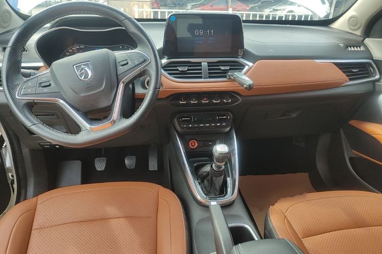 Used Baojun 510 2017 1.5L Manual Luxury Model Center Console