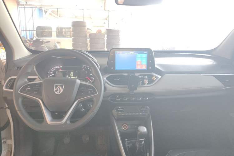 Used Baojun 510 2017 1.5L Manual Fashion Model Center Console