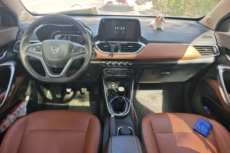 Used Baojun 510 2017 1.5L Manual Luxury Model Center Console