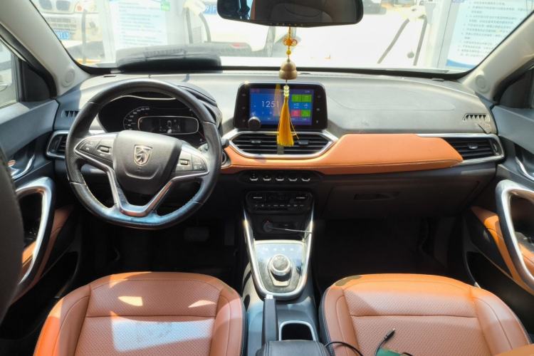 Used Baojun 510 2017 1.5L Automatic Luxury Model Center Console