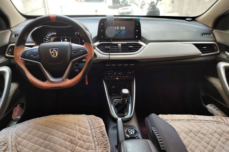 Used Baojun 510 2017 1.5L Manual Fashion Model Center Console