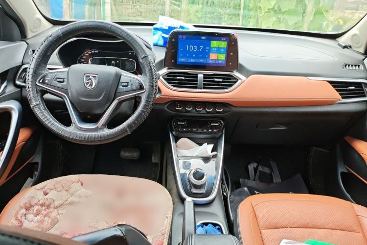 Used Baojun 510 2017 1.5L Automatic Luxury Model Center Console