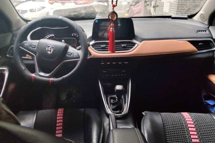 Used Baojun 510 2017 1.5L Manual Luxury Model Center Console