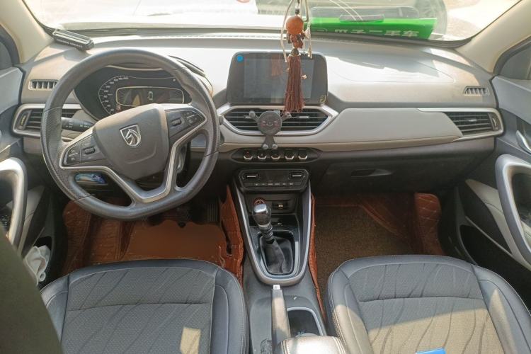 Used Baojun 510 2017 1.5L Manual Fashion Model Center Console