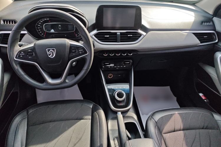 Used Baojun 510 2017 1.5L Automatic Fashion Model Center Console