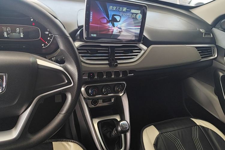 Used Baojun 510 2017 1.5L manual Comfort trim Center Console