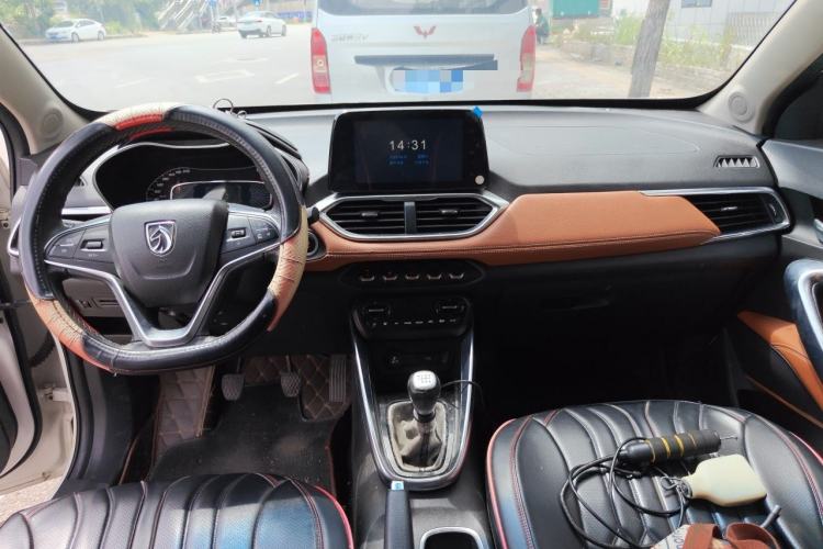Used Baojun 510 2017 1.5L Manual Luxury Model Center Console