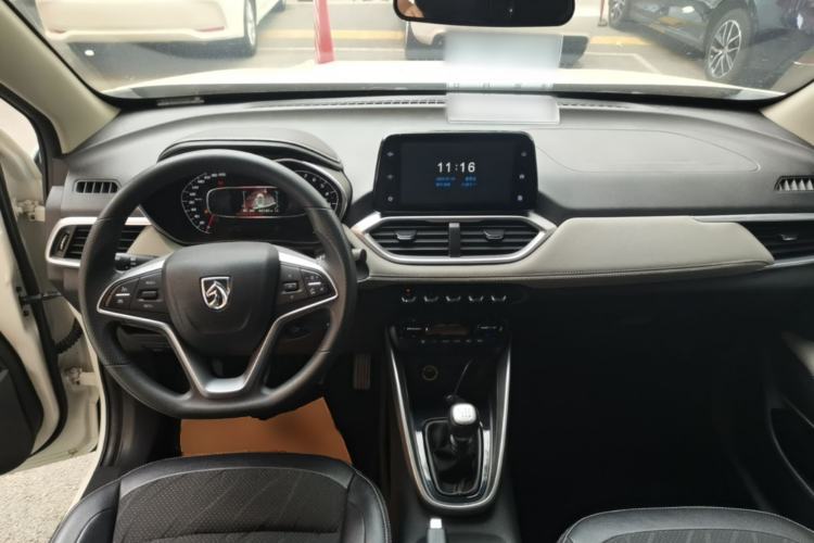 Used Baojun 510 2017 1.5L Manual Fashion Model Center Console