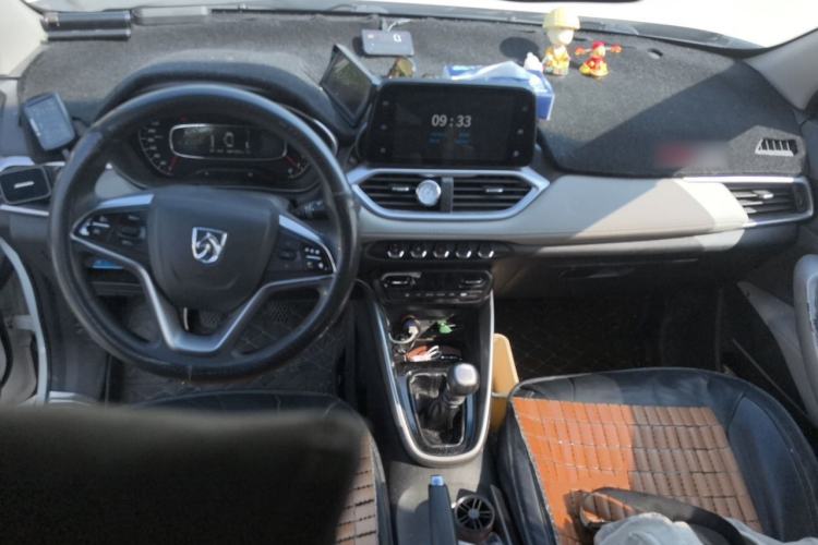 Used Baojun 510 2017 1.5L Manual Fashion Model Center Console