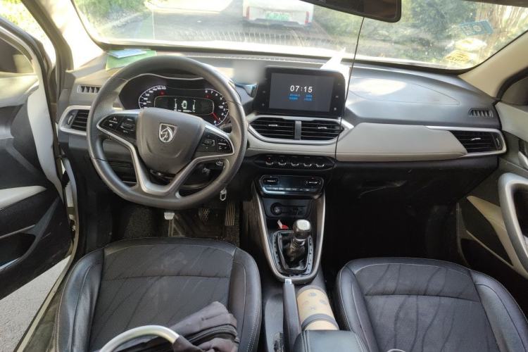 Used Baojun 510 2017 1.5L Manual Fashion Model Center Console