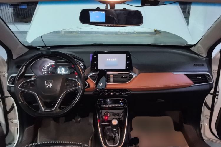 Used Baojun 510 2017 1.5L Manual Luxury Model Center Console