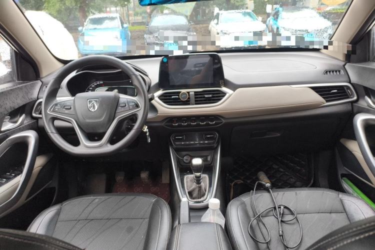 Used Baojun 510 2017 1.5L Manual Fashion Model Center Console