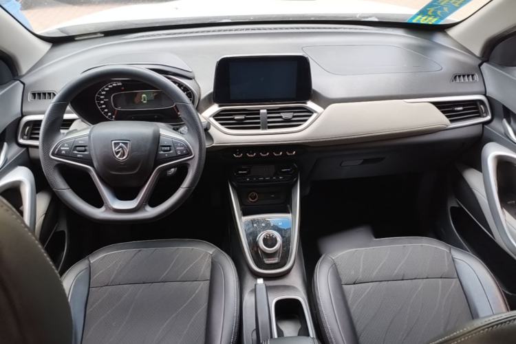 Used Baojun 510 2017 1.5L Automatic Fashion Model Center Console