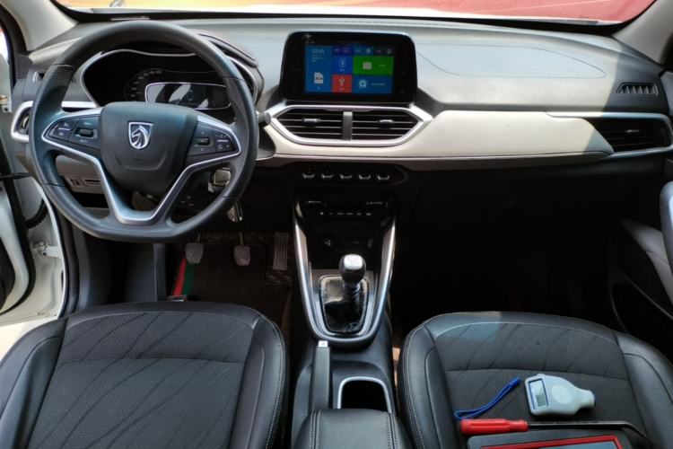 Used Baojun 510 2017 1.5L Manual Fashion Model Center Console