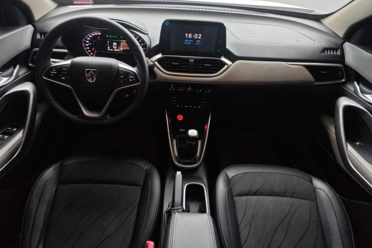 Used Baojun 510 2017 1.5L Manual Fashion Model Center Console