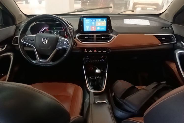 Used Baojun 510 2017 1.5L Manual Luxury Model Center Console