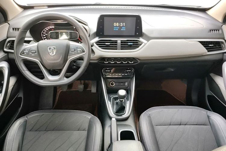 Used Baojun 510 2017 1.5L Manual Fashion Model Center Console