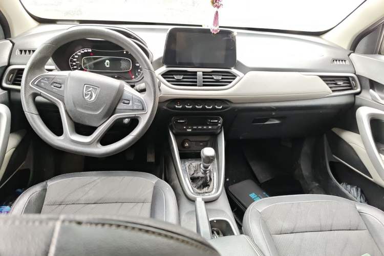 Used Baojun 510 2017 1.5L Manual Fashion Model Center Console