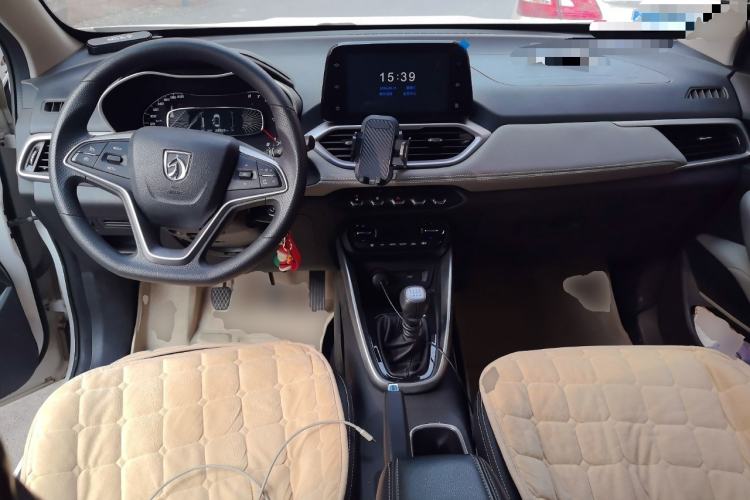 Used Baojun 510 2017 1.5L Manual Fashion Model Center Console