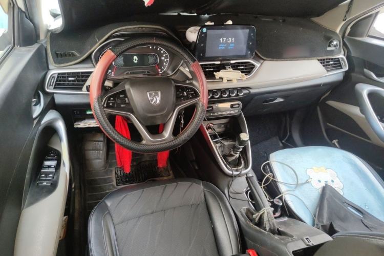 Used Baojun 510 2017 1.5L Manual Fashion Model Center Console