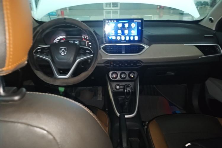 Used Baojun 510 2017 1.5L manual Comfort trim Center Console