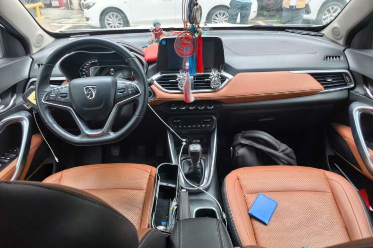 Used Baojun 510 2017 1.5L Manual Luxury Model Center Console