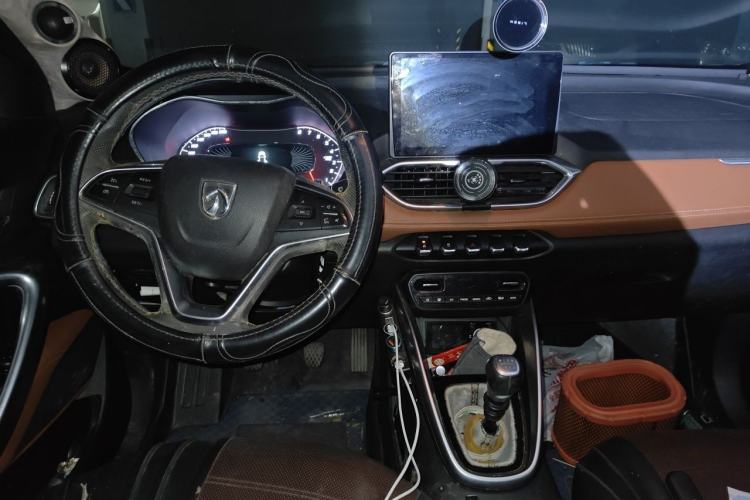 Used Baojun 510 2017 1.5L Manual Luxury Model Center Console