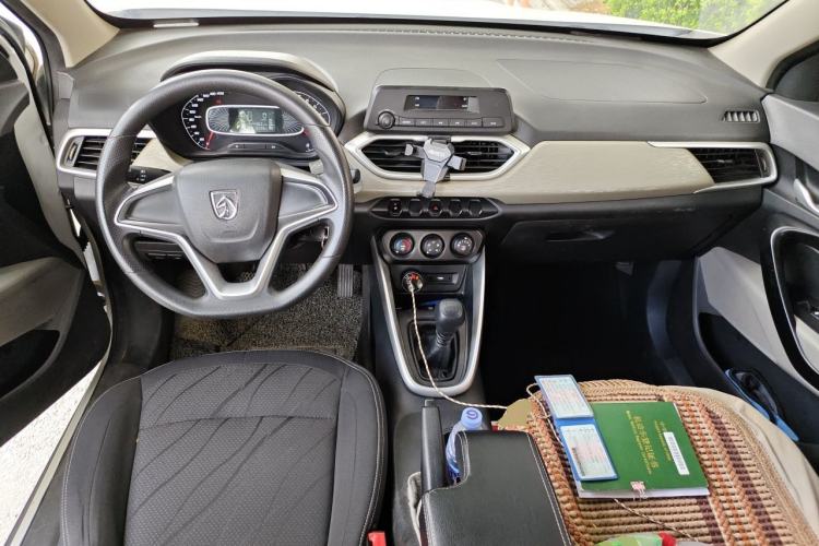 Used Baojun 510 2017 1.5L manual Comfort trim Center Console