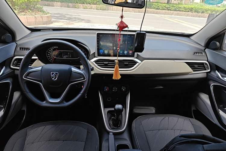 Used Baojun 510 2017 1.5L manual Comfort trim Center Console