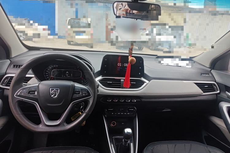 Used Baojun 510 2017 1.5L Manual Fashion Model Center Console