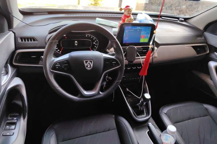 Used Baojun 510 2017 1.5L Manual Fashion Model Center Console