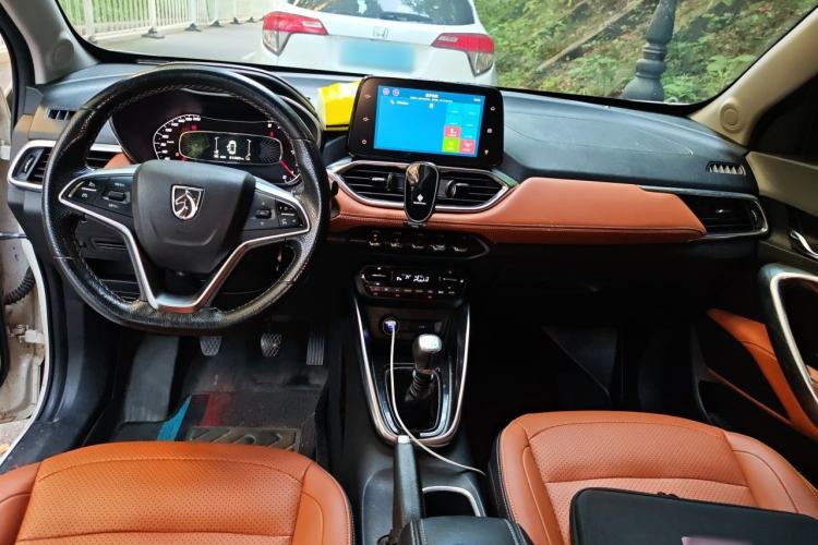Used Baojun 510 2017 1.5L Manual Luxury Model Center Console