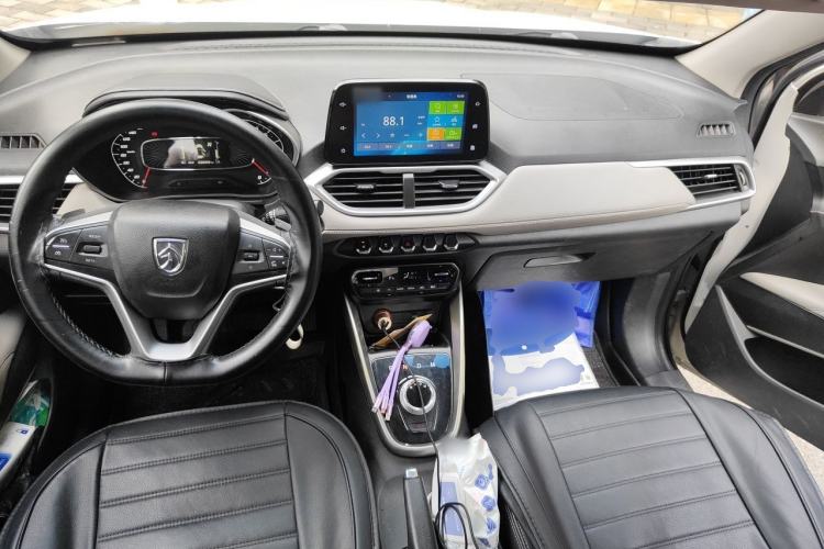 Used Baojun 510 2017 1.5L Automatic Fashion Model Center Console