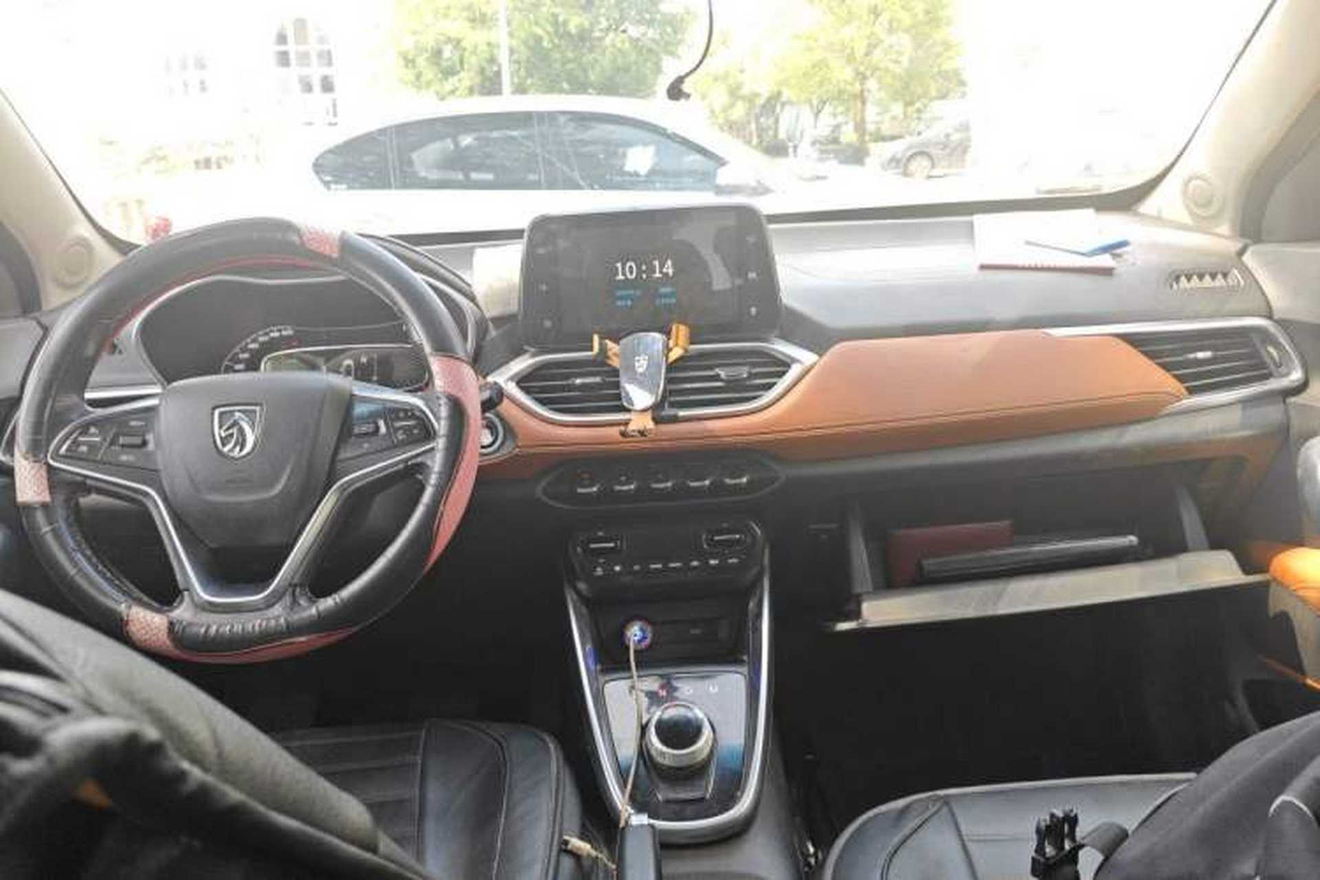 Used Baojun 510 2017 1.5L Automatic Luxury Model Center Console