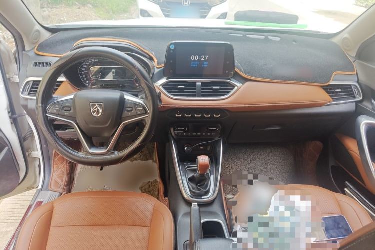 Used Baojun 510 2017 1.5L Manual Luxury Model Center Console