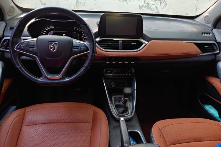 Used Baojun 510 2017 1.5L Manual Luxury Model Center Console