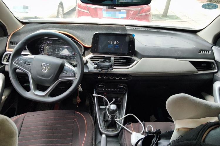 Used Baojun 510 2017 1.5L Manual Fashion Model Center Console