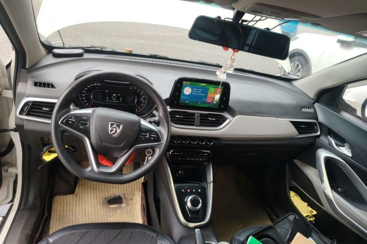 Used Baojun 510 2017 1.5L Automatic Fashion Model Center Console