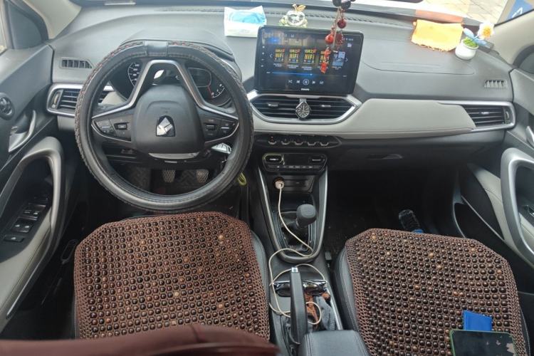 Used Baojun 510 2017 1.5L Manual Fashion Model Center Console