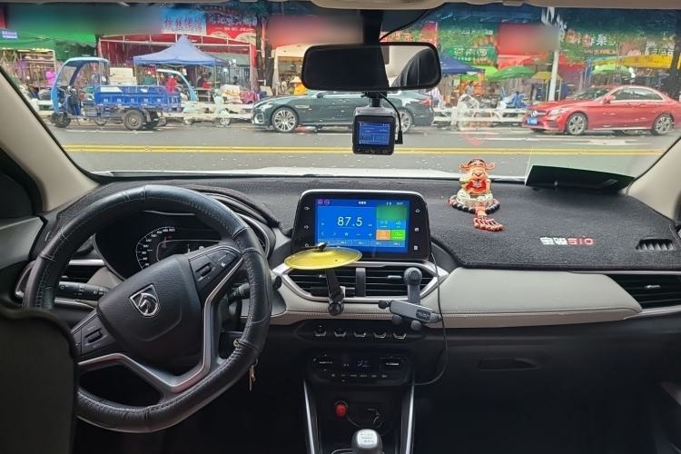 Used Baojun 510 2017 1.5L Manual Fashion Model Center Console