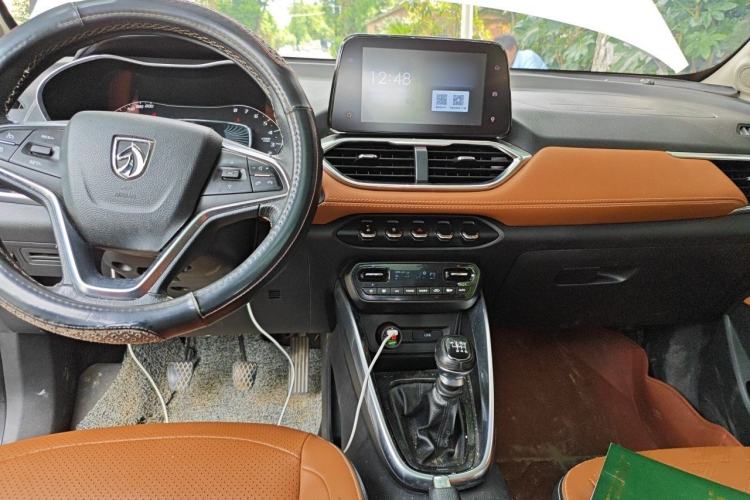 Used Baojun 510 2017 1.5L Manual Luxury Model Center Console