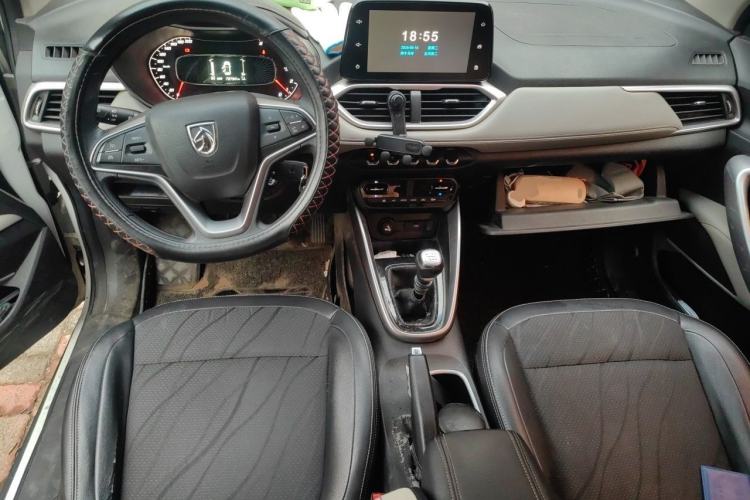 Used Baojun 510 2017 1.5L Manual Fashion Model Center Console